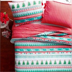 The Pioneer Woman Festive Red and Green Quilt Set